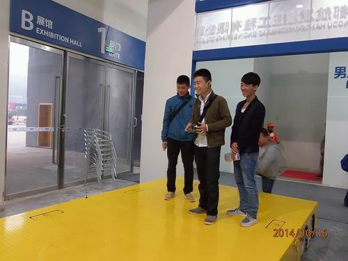 开云手机注册参展2014绵阳科博会-观众对全向移动平台表现了浓厚的兴趣.jpg