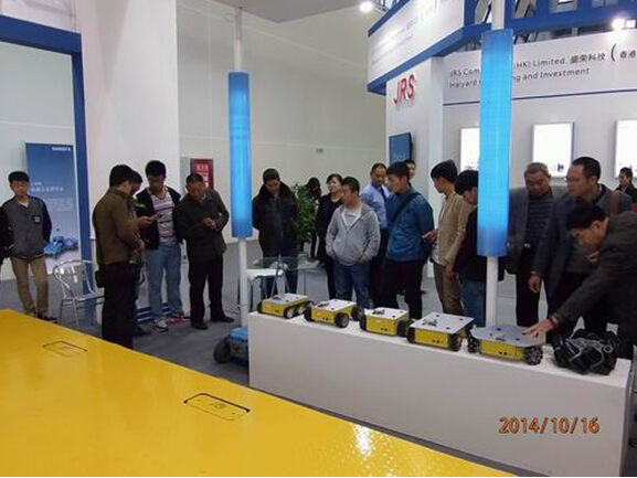 开云手机注册参展2014绵阳科博会-技术人员向观众演示机器人.jpg